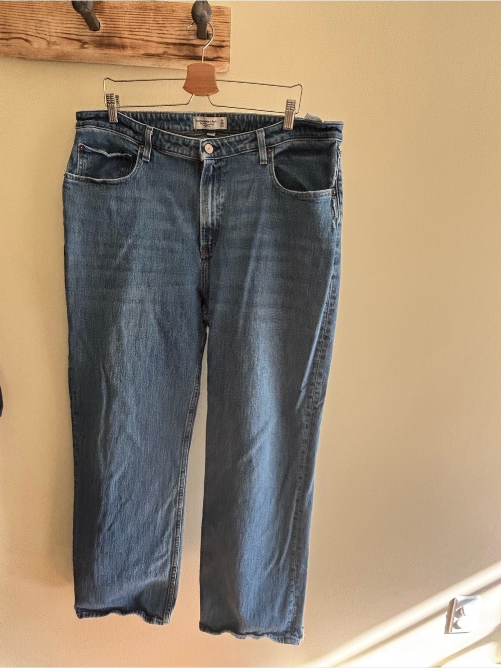 123.) Abercrombie & Fitch / Curve Love / 90s Relaxed High Rise Jeans